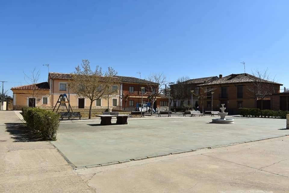 Las calles vacías de Villafrechós, el pueblo del abuelo de Jeff Bezos.