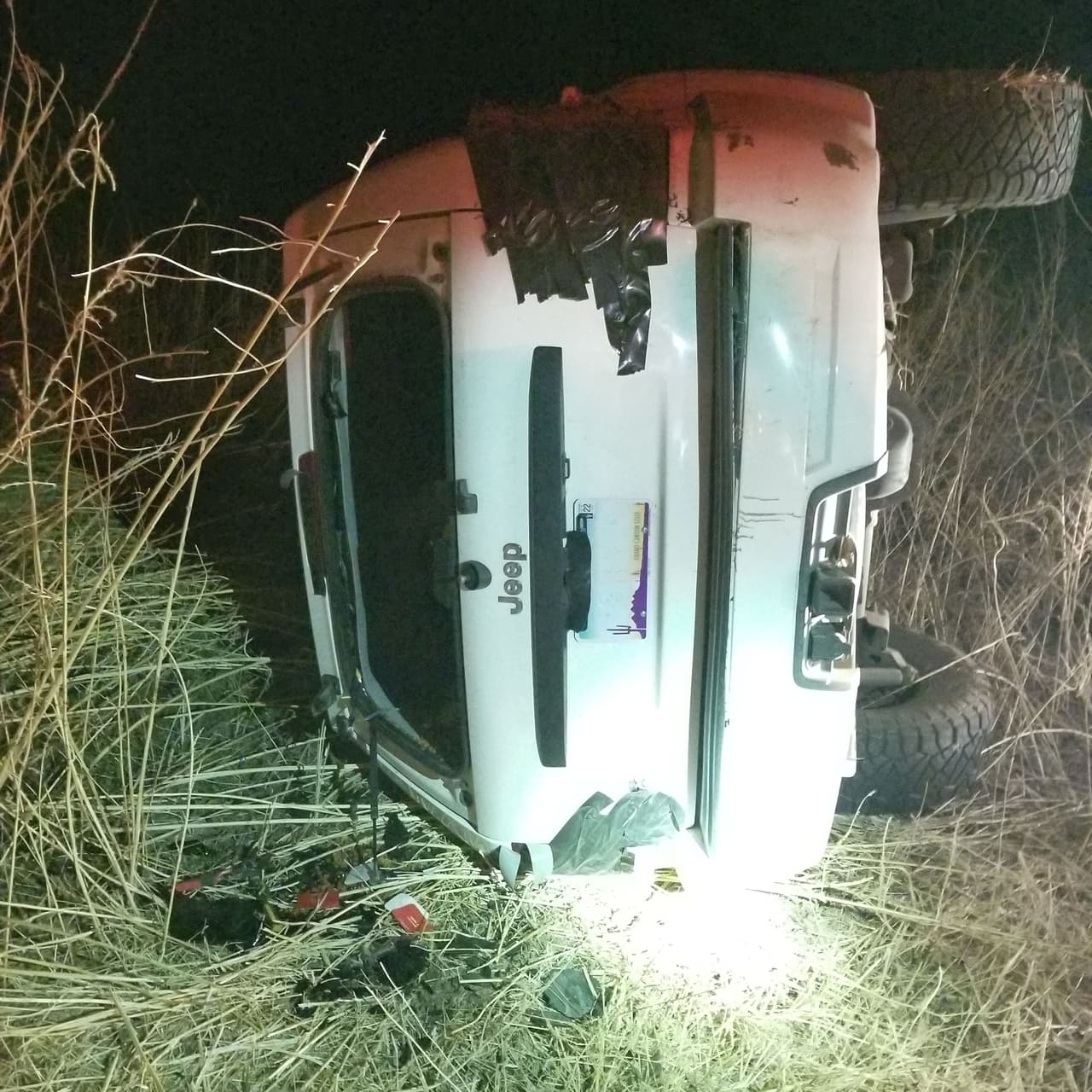 Un vehículo que transportaba inmigrantes se volteó cuando intentaba huir de la Patrulla Fronteriza. La agencia migratoria tuiteó, “Los traficantes usan tácticas imprudentes para evitar la detención”.