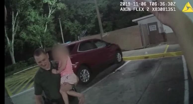 Policías tiene un acto de nobleza y sacan de apuros a una mujer con sus dos niños en Daytona Beach