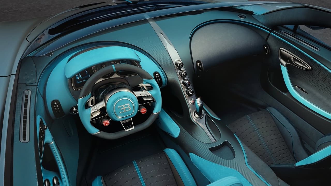 El '
<b>azul de carreras Divo</b>' se repite como uno de los tonos en los acentos de gamuza sintética Alcantara en la cabina. El area del conductor utiliza mucho más del color mientras que el área del pasajero, en general más oscura, utiliza el material más estratégicamente.