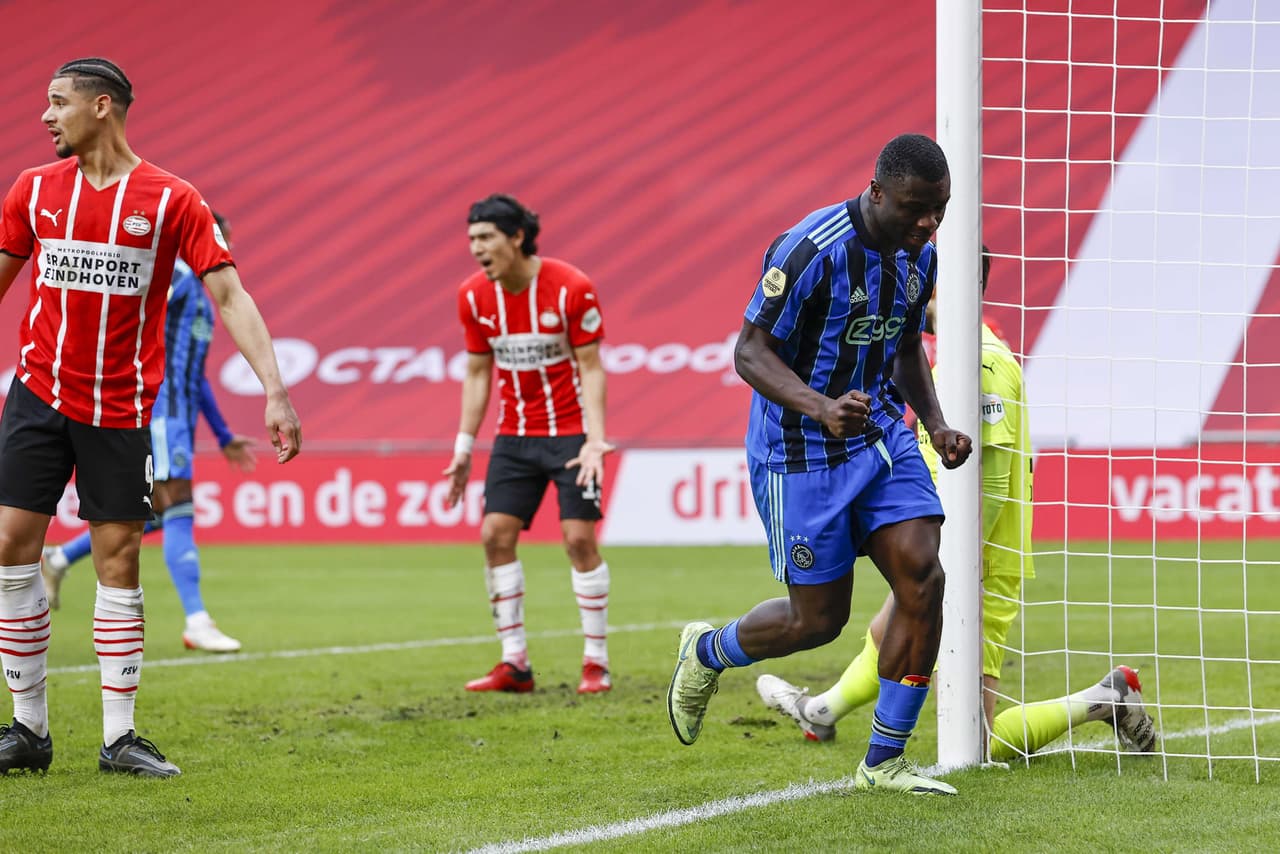 Edson Álvarez y Erick Gutiérrez fueron titulares en duelo de mexicanos en el PSV vs Ajax donde los de Amsterdam ganaron 1-2 de visitante y son líderes Eredivisie.