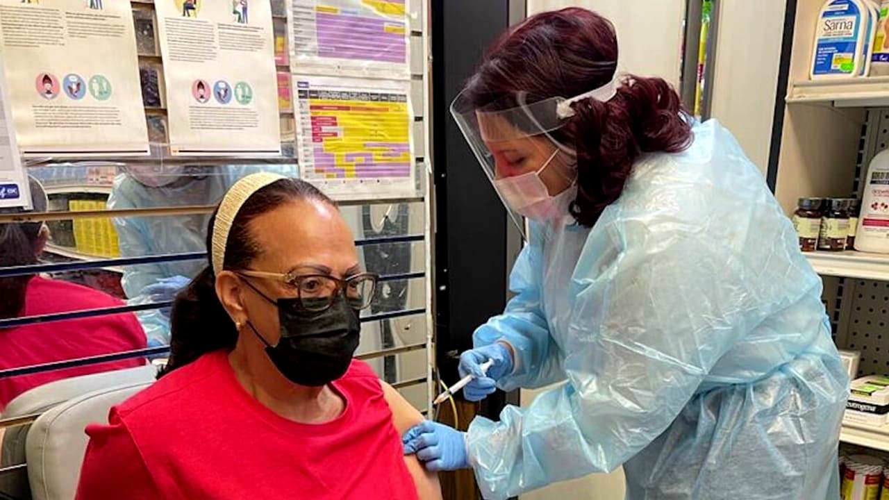 Septiembre: Yolanda Méndez. Es farmacéutica y desde hace seis meses ha inmunizado a más de 1,000 personas en Washington Heights y ha trabajado para educar e informar a aquellos que tienen dudas sobre la inmunización.
<br> 
<a href="https://univision.wyng.com/Angel_del_41_2021" target="_blank">Haz clic aquí para votar</a>