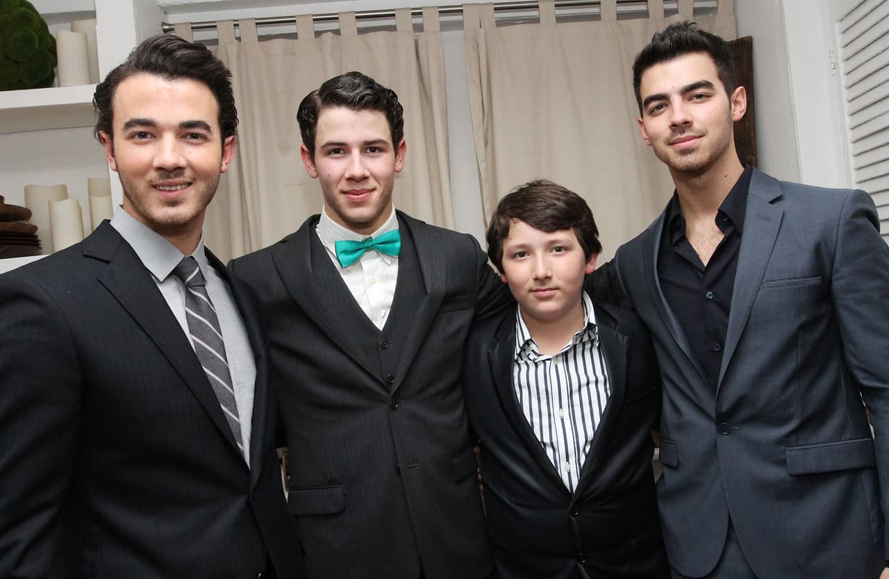 Frankie Jonas con sus hermanos en 2012
