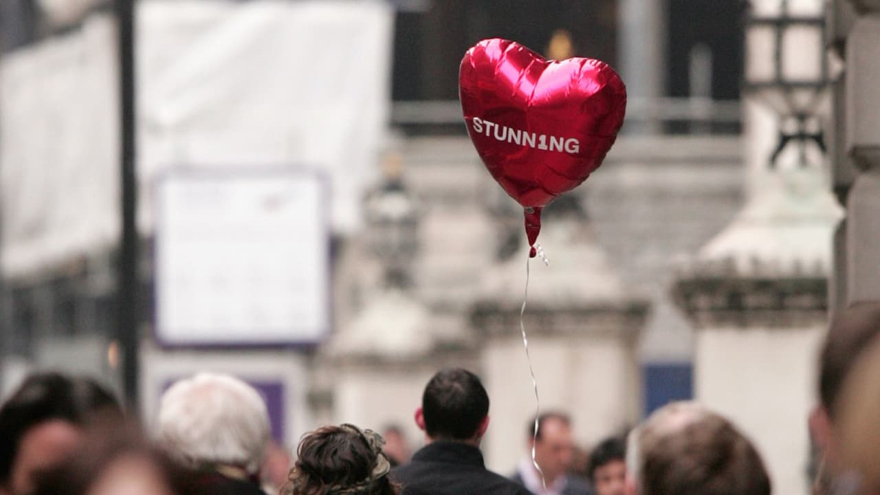 Los globos brillantes de mylar, también conocidos como globos metálicos, son excelentes conductores de electricidad, por lo que si se les deja flotar a la deriva y tocar el tendido eléctrico, pueden causar un corto circuito y dejar sin electricidad a más de uno durante el día de San Valentín.