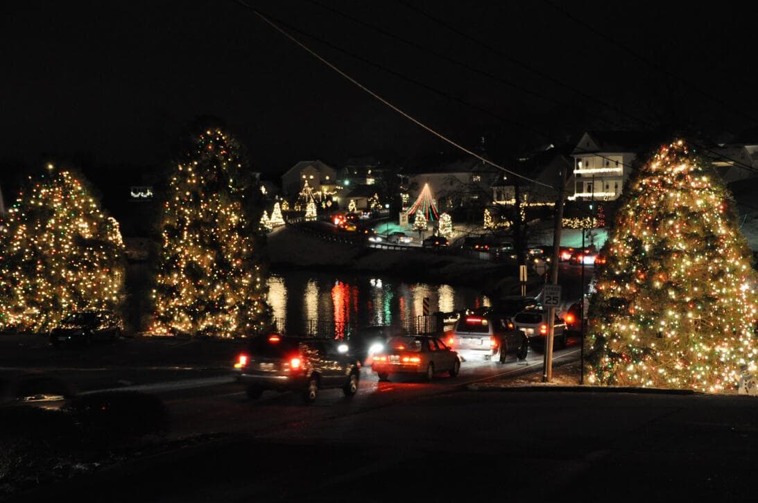 A McAdenville se le conoce como "Christmas Town U.S.A." y recibe visitantes de todo el país. Cada año, los residentes de McAdenville convierten su pequeña ciudad en un brillante escenario navideño que se extiende a lo largo de 1.3 millas e incluye más de 500.000 luces de colores.