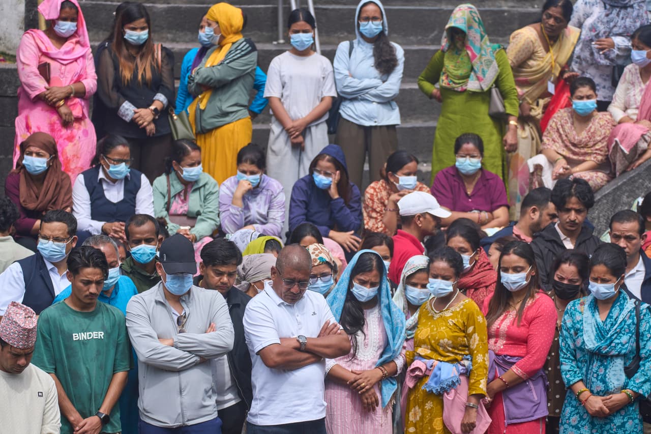 Familiares de una persona desaparecida en las mortales inundaciones repentinas se reúnen para un funeral simbólico a orillas del río Bagmati, cerca del templo de Pashupatinath en Katmandú, Nepal, el jueves 3 de septiembre de 2026.