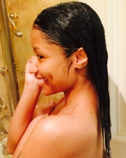 Y al natural, su rostro luce muy distinto al que suele mostrar en sus videoclips y en las diversas apariciones que tiene en televisión.