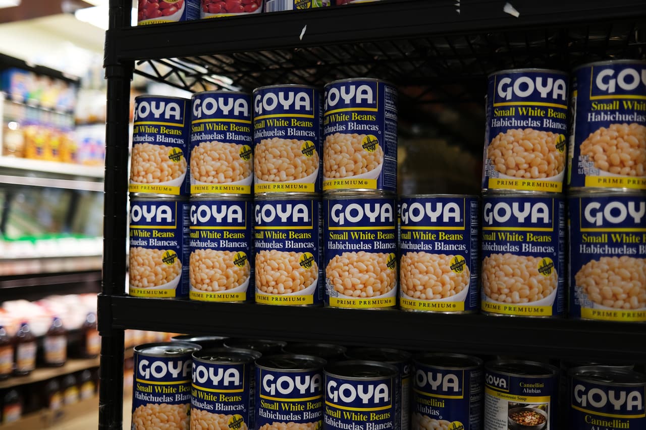 Hispanos rechazan comprar productos Goya tras discurso de apoyo del CEO a las afirmaciones de Trump