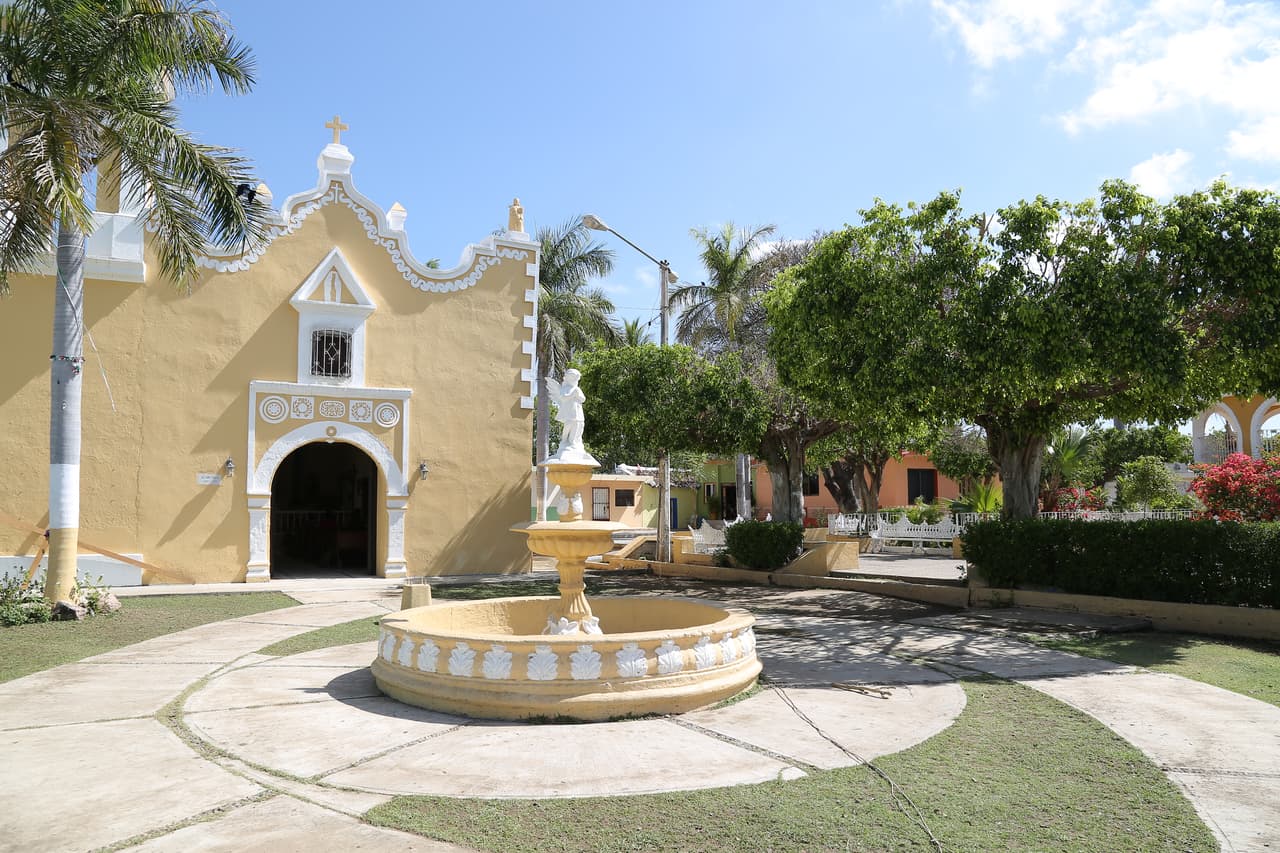 La iglesia del lugar es pequeña, pero alberga la más grande fiesta de la comunidad: la celebración de la Virgen de la Santa Cruz.