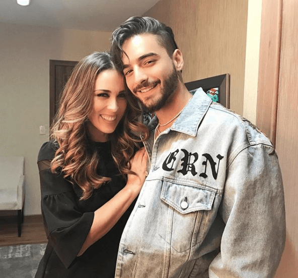 Fue a principios que la conductora compartió esta instántanea al lado del colombiano Maluma, publicación a la que agregó: "Me encantaría estar en Mykonos de fiesta, pero ni modo... Me tocó estar trabaje que trabaje".