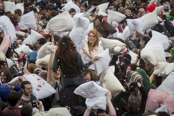 Varias ciudades realizaron la tradicional lucha en los monumentos más característicos.
