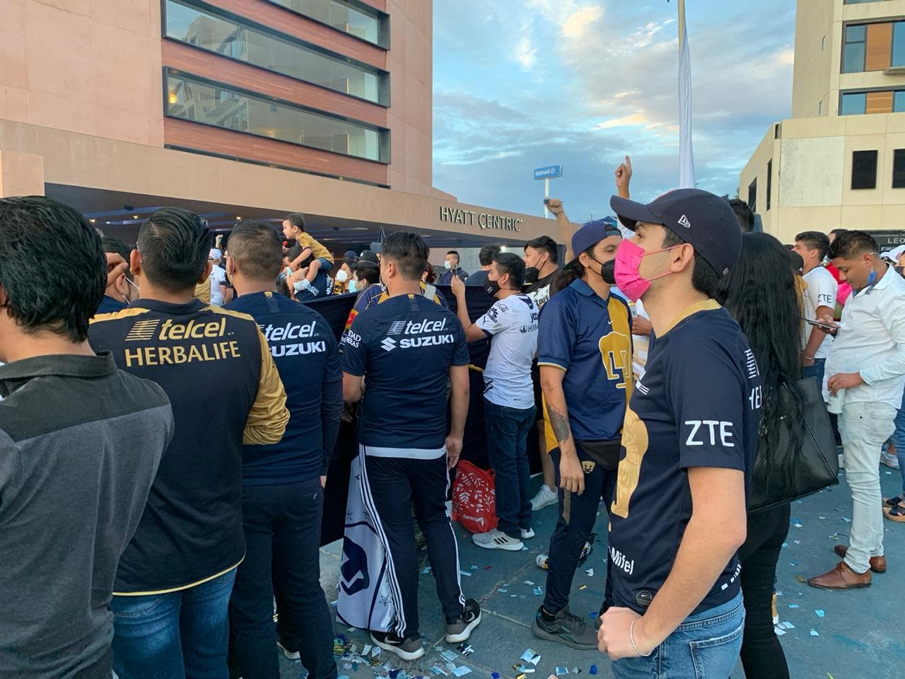 Las aficiones de los cuadros felinos acuden a las inmediaciones del estadio para recibir y apoyar a sus jugadores previo a la final de vuelta del Guard1anes 2020.
