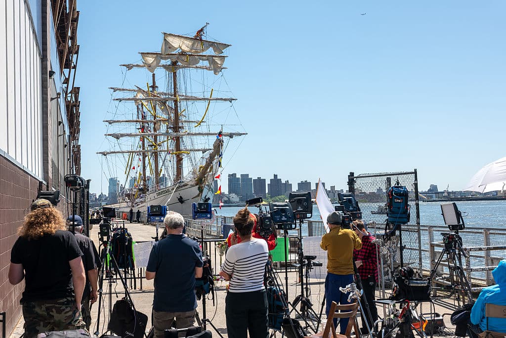El mástil principal del Cuauhtémoc tiene una altura de 50 metros (160 pies), siendo demasiado alto para el vano del puente de Brooklyn.