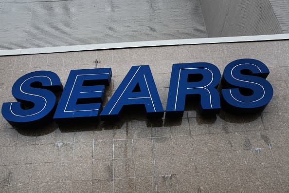 Otras tiendas 
<b>Sears</b> 
<b>Hometown </b>que cierran en EEUU están en Arkansas, 
<b>Arizona</b>, Colorado, 
<b>Florida</b>, 
<b>Georgia</b>, Kansas, Iowa, 
<b>Illinois</b>, Indiana, Louisiana, Michigan, Minnesota, Missouri, Mississippi, Montana, Nevada, Nuevo México, 
<b>New York</b>, 
<b>Carolina del Norte</b>, Ohio, Oklahoma, Oregon, 
<b>Puerto Rico</b>, Carolina del Sur, Tennessee, 
<b>Texas</b>, Virginia, Wisconsin, Washington, Wyoming y West Virginia.