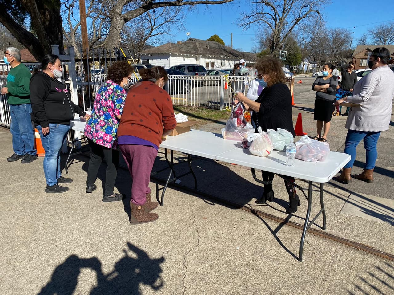 El Banco de Alimentos del Norte de Texas y la Iglesia de Dios Parkview Church, donaron cajas de comida para familias afectadas por la crisis del coronavirus. 
<br>