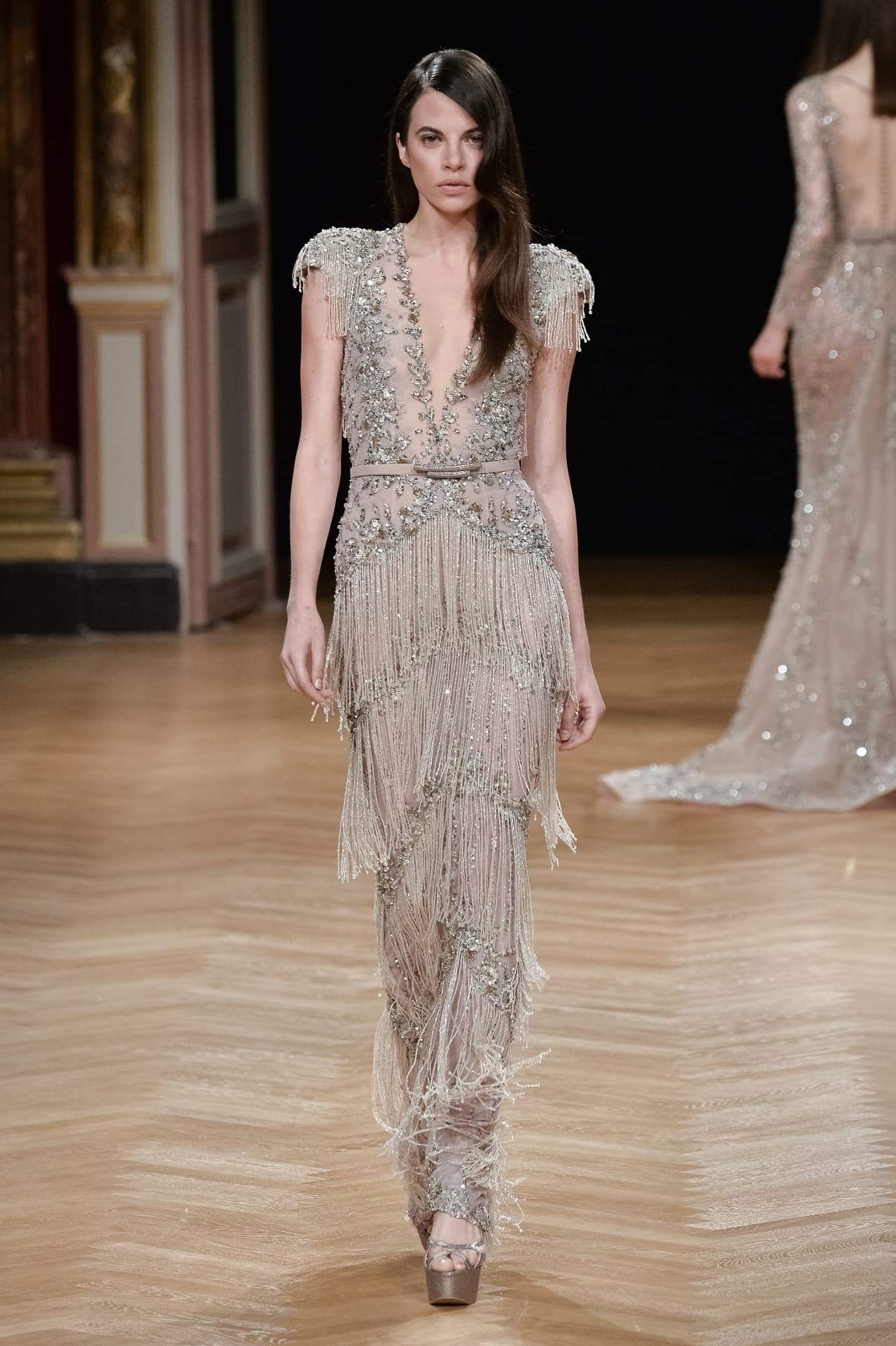 Hileras de flecos y chaquira en tonos plateados, le otorgan a este clásica y espigada silueta de Ziad Nakad un toque especialmente lujoso y casi musical, un efecto muy pertinente para la presentadora de los Latin GRAMMY.
<br>