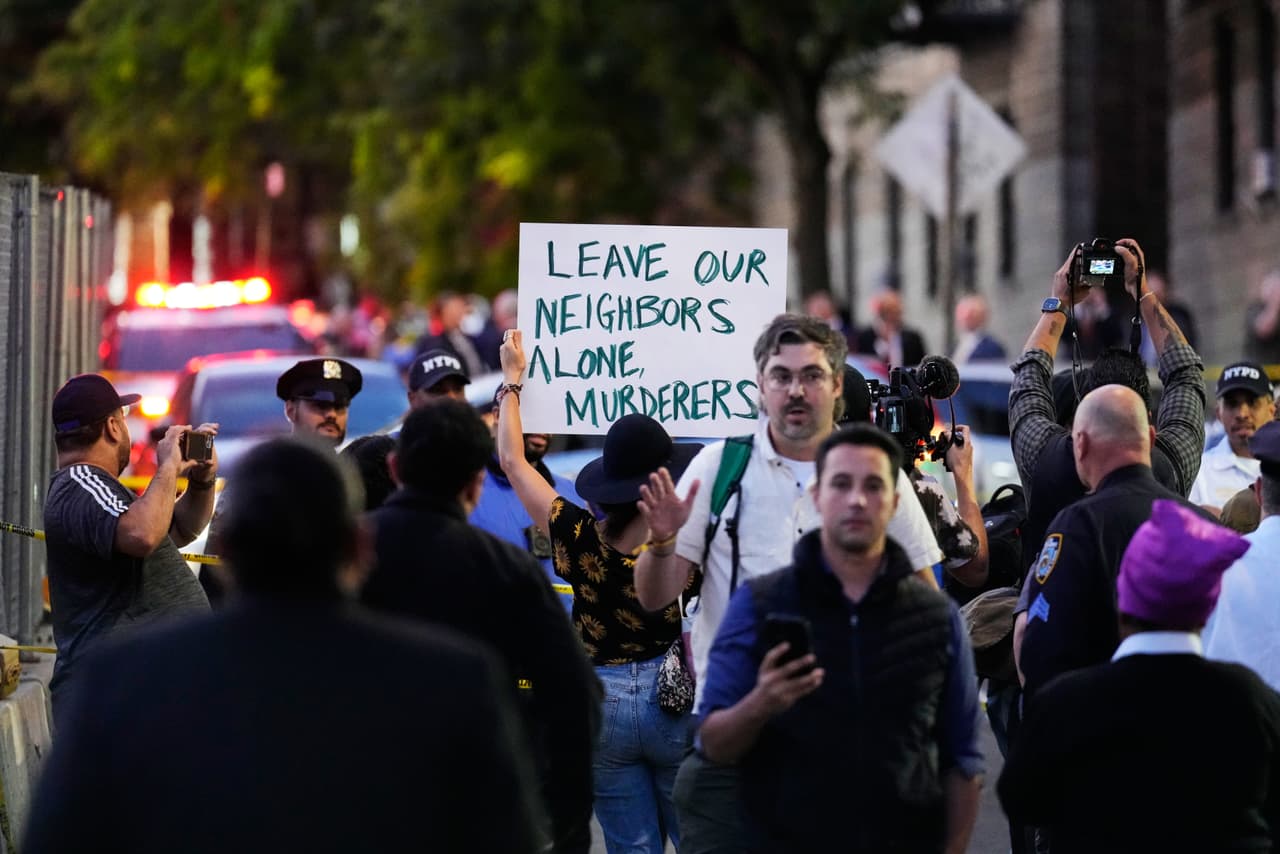 Protestas y reclamos en las calles de Nueva York tras el operativo de ICE que dejó a una persona herida de bala 