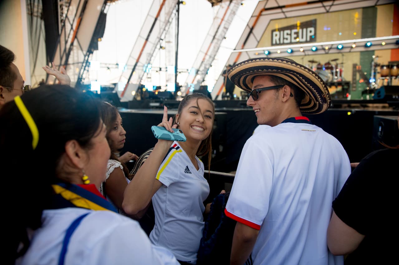 La gente corrió al escenario cuando se abrieron las puertas para conseguir el mejor lugar del concierto. Foto: David Maris.