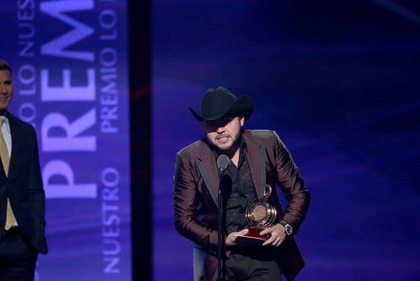 Gerardo Ortíz fue de los primeros premiados de la noche.