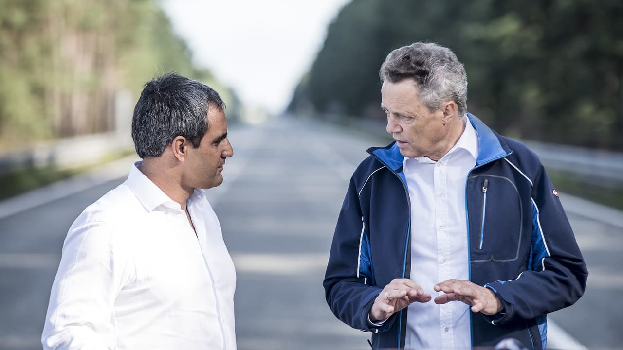 Comento que la preparación que los pilotos de competencia deben llevar a cabo para ejecutar este mismo ejercicio es mucho más compleja. En sus propias palabras: “Con el Chiron fue bastante fácil. Solo tienes que subirte y manejarlo. Increíble.”