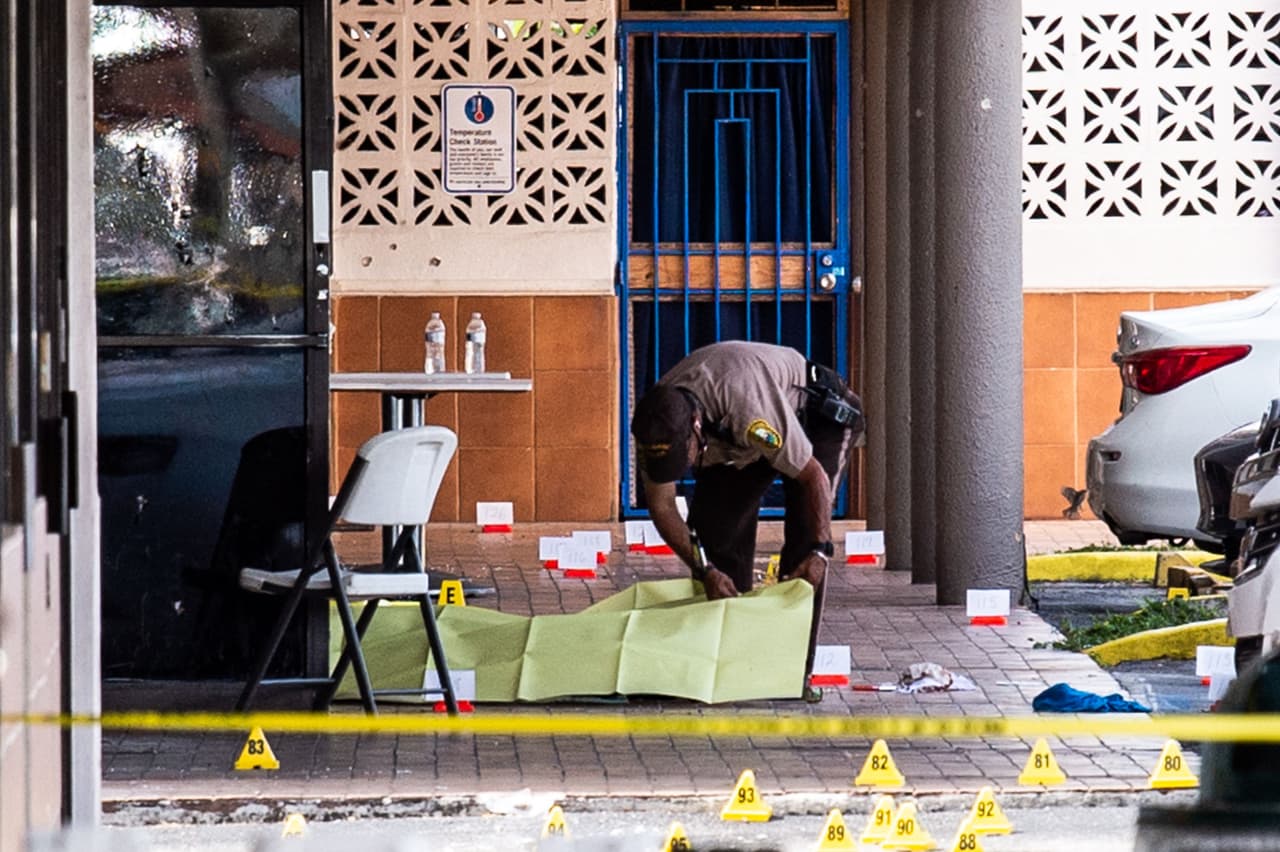 El jefe de la policía de Miami-Dade Alfredo Ramírez acudió al lugar y dijo: “estos son asesinos a sangre fría que dispararon indiscriminadamente contra una multitud y buscaremos justicia”.
<br>
<br>