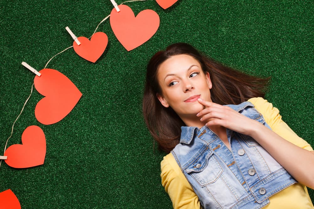 Ahora, mientras la vela se consume y tomando el recipiente entre tus manos, di en voz alta lo siguiente: "Paz a nosotros que estamos unidos, desde el cielo hasta la tierra, que la calma nos acoja..."