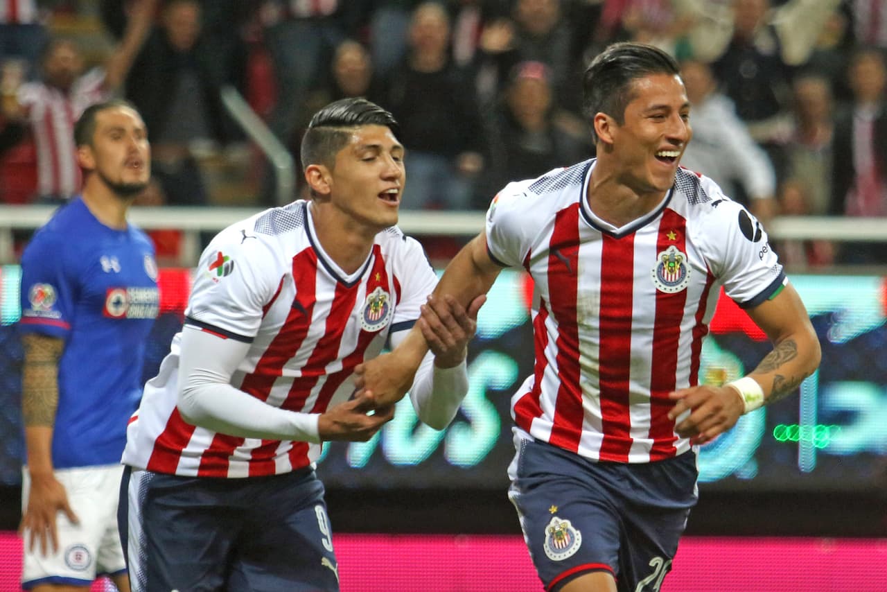 Chivas abrió el marcador al minuto 34, obra de Carlos Cisneros.