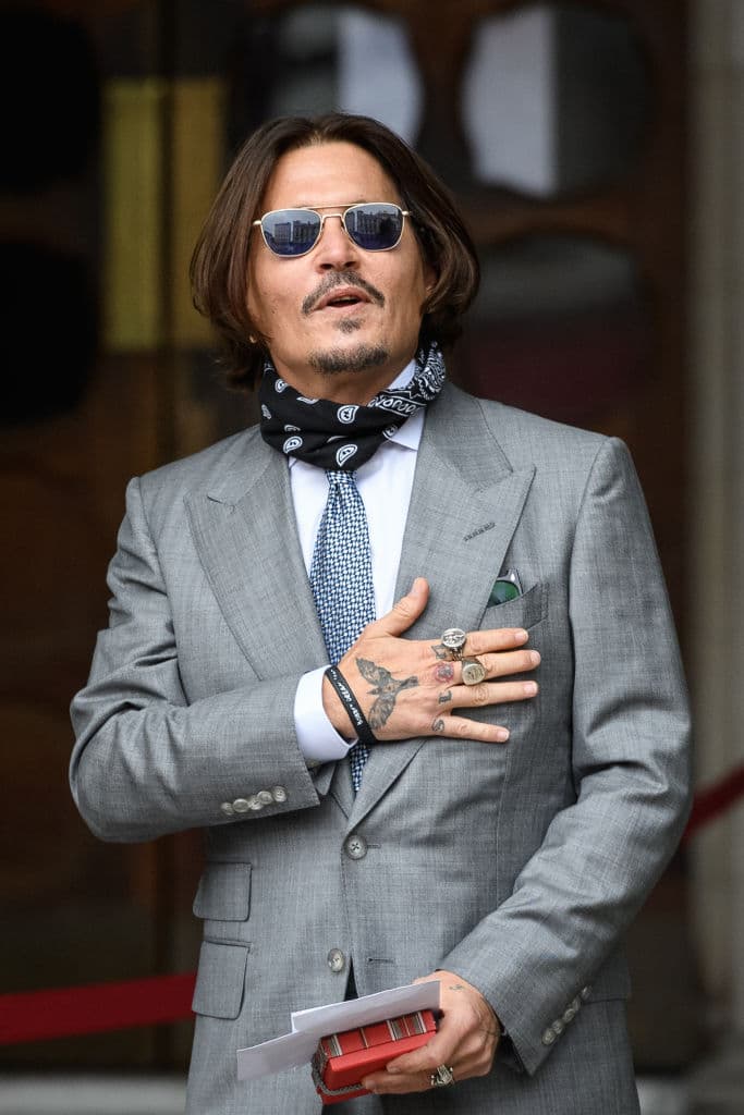 Depp hablará en francés en su nueva película. Un idioma que domina ya que vivió largas temporadas en Francia durante su relación con la cantante y actriz francesa Vanessa Pardis, con quien procreó a sus dos hijos: Lily Rose y
<a href="https://www.univision.com/entretenimiento/cultura-pop/el-hijo-de-johnny-depp-ya-tiene-19-anos-y-es-tan-guapo-como-el-sera-el-proximo-jack-sparrow">John Christopher</a>.