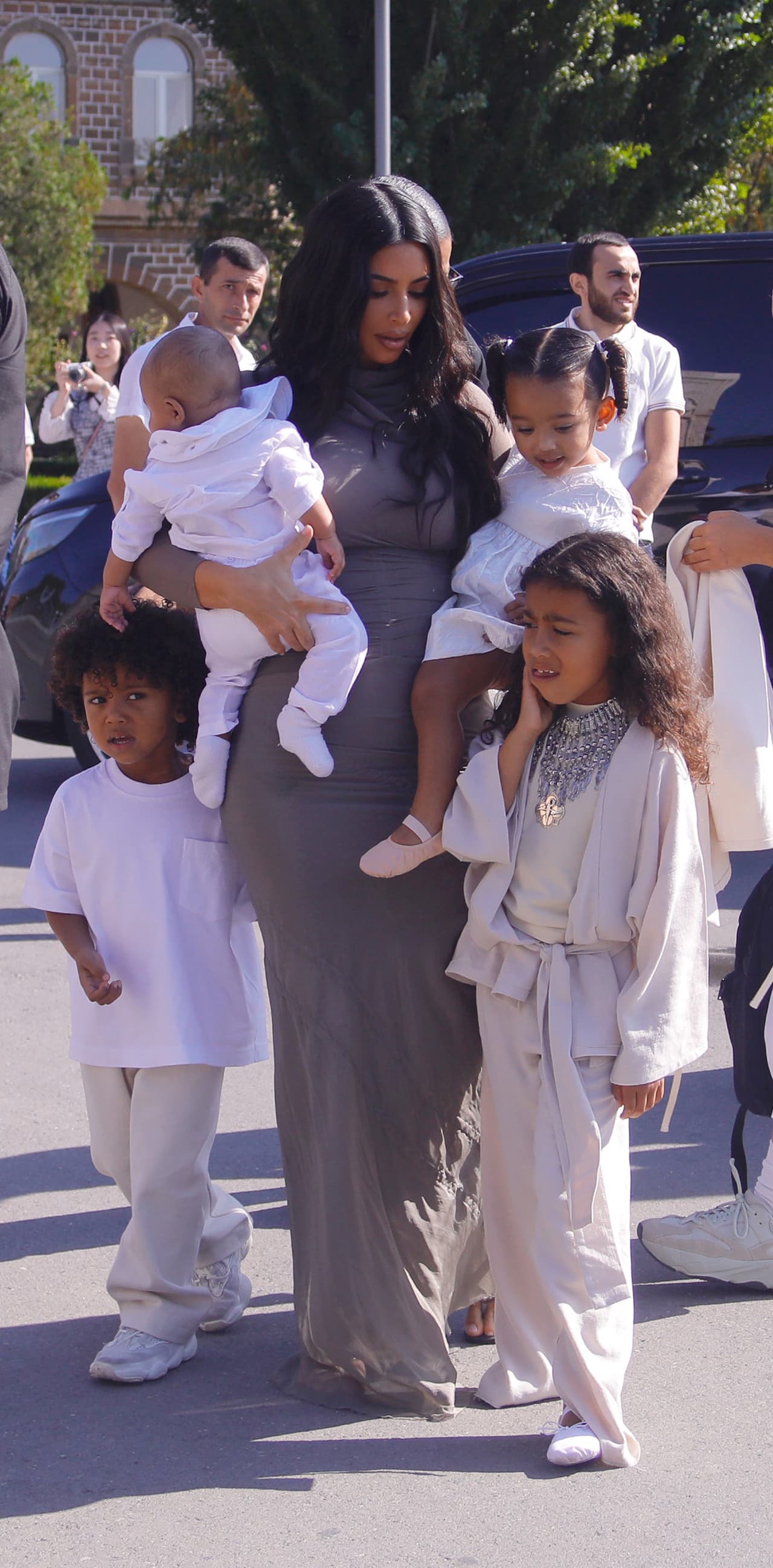 El resultado fueron 
<b><a href="https://www.univision.com/famosos/casi-imposible-para-kim-kardashian-tomarse-esta-foto-con-sus-cuatro-hijos-fotos">Chicago y Psalm</a></b>, quienes nacieron en enero de 2018 y mayo de 2019, respectivamente.
<br>