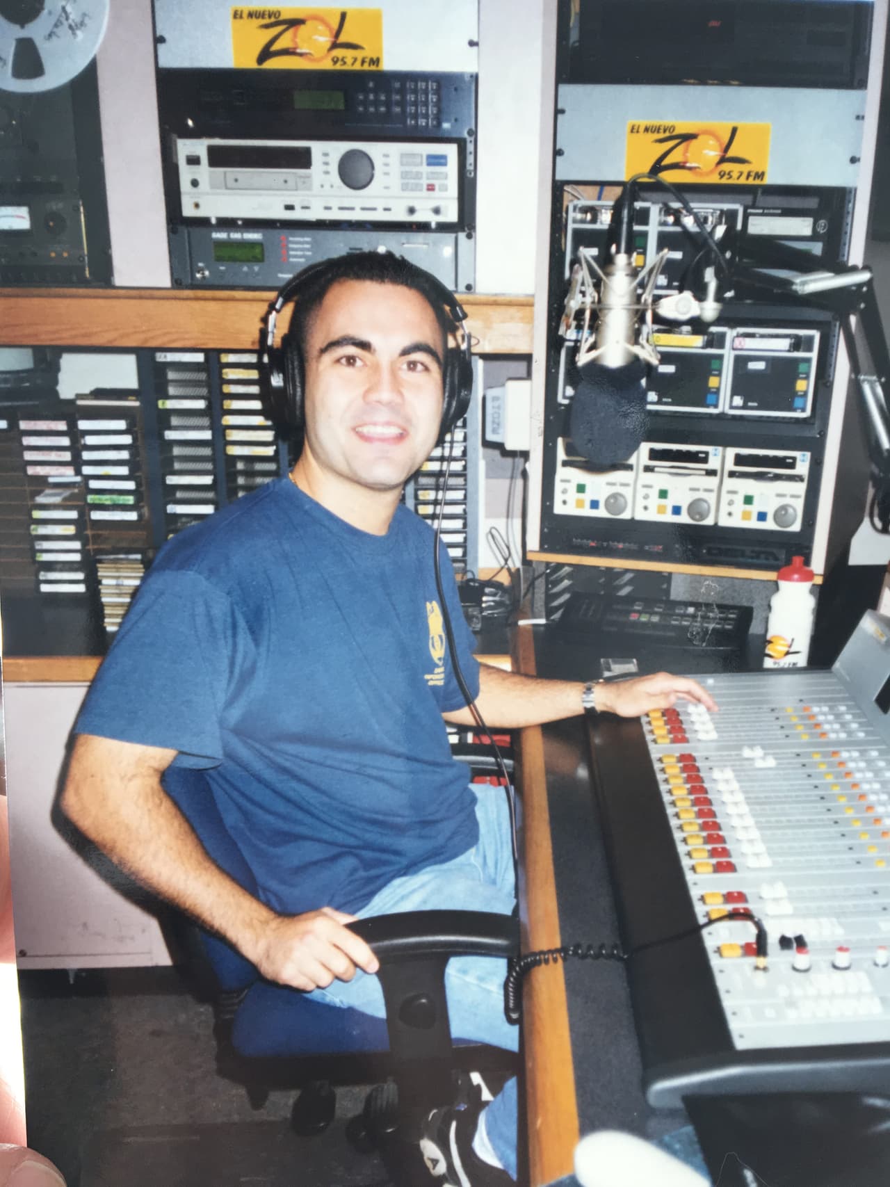 En el año 2000 ya estaba trabajando en la radio, pero de seguro que jamás se imaginó que llegaría a donde está hoy.