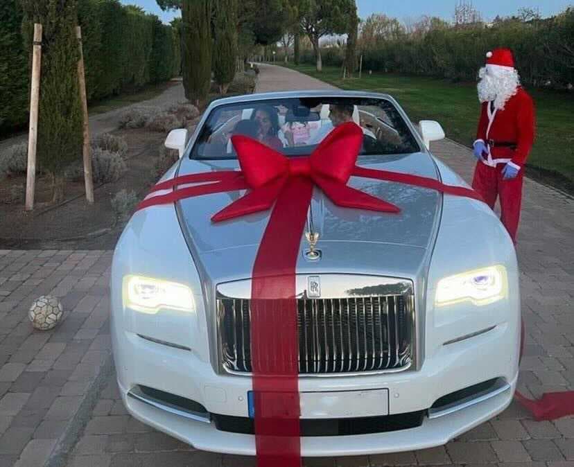Cristiano Ronaldo recibe de regalo navideño un Rolls Royce de 335 mil euros