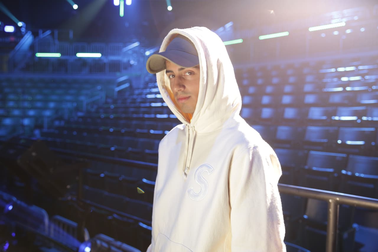 Con toda la actitud, Daniel El Travieso subió al escenario.