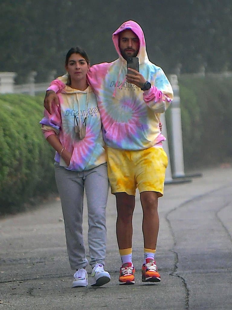 Ambos usaban la misma sudadera con la leyenda ‘Hawái’, el nuevo sencillo del cantante.