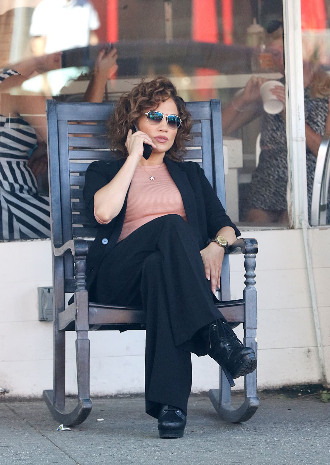 Atenta a sus múltiples ocupaciones, ella siempre está atenta al teléfono y a su familia.