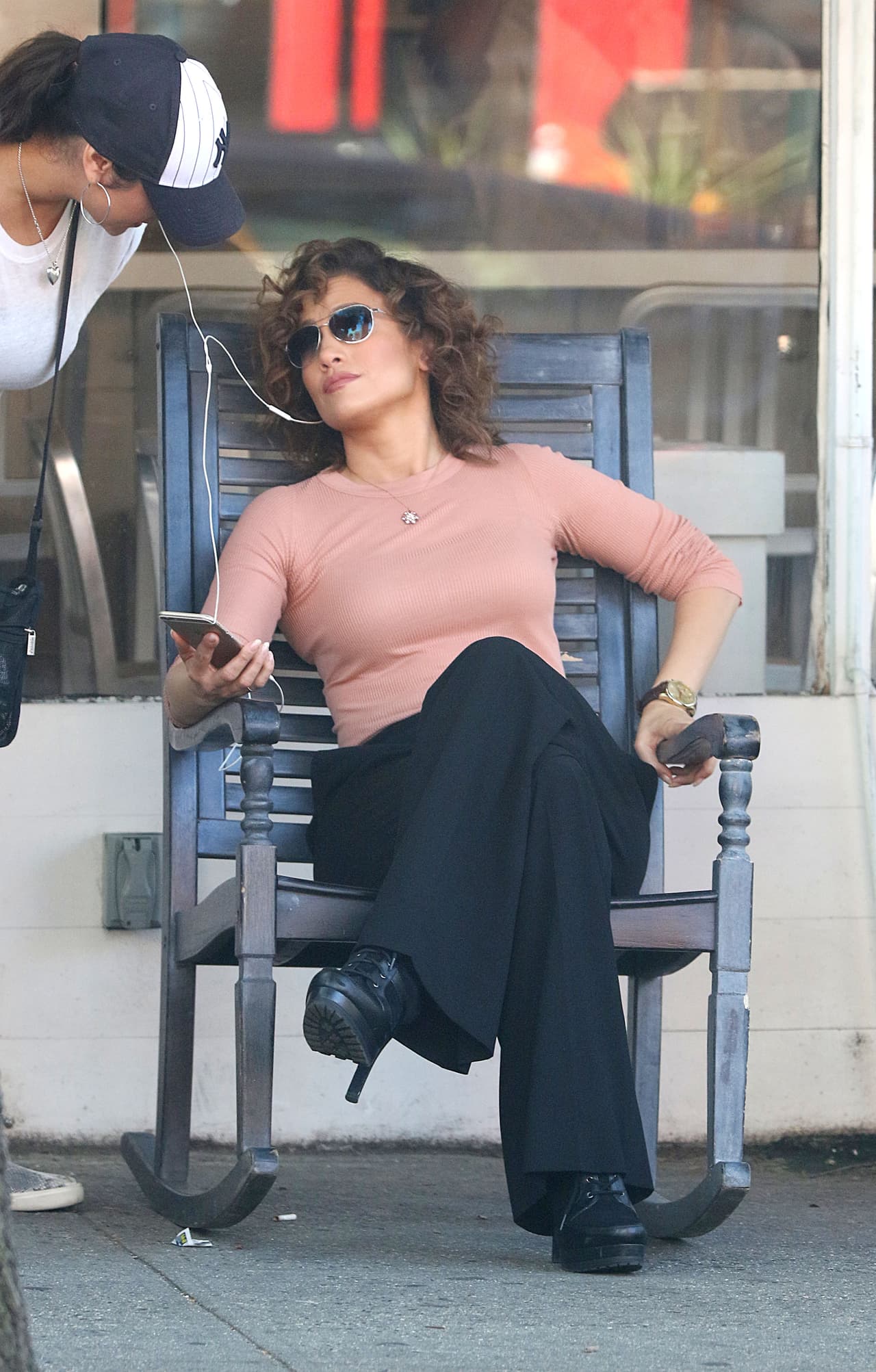 Y se ve que se la pasa muy bien en este mood, tal como en esta foto, en la que se puede apreciar cómo disfruta de una tarde sin tanta elegancia.