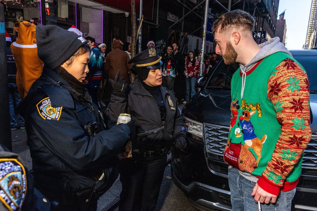 Otros participantes en el evento, recibieron una citación por estar en la calle con una bebida alcohólica abierta. La 
<b>multa mínima</b> por este tipo de infracción supera los 
<b>110 dólares.</b>