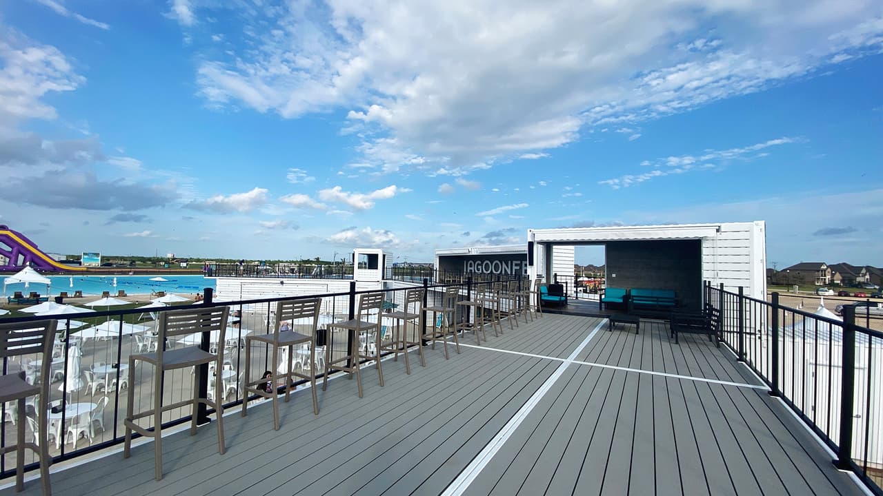 Abierto los fines de semana cuenta con bares, terrazas y escenarios donde realizan shows para entretener a los visitantes.