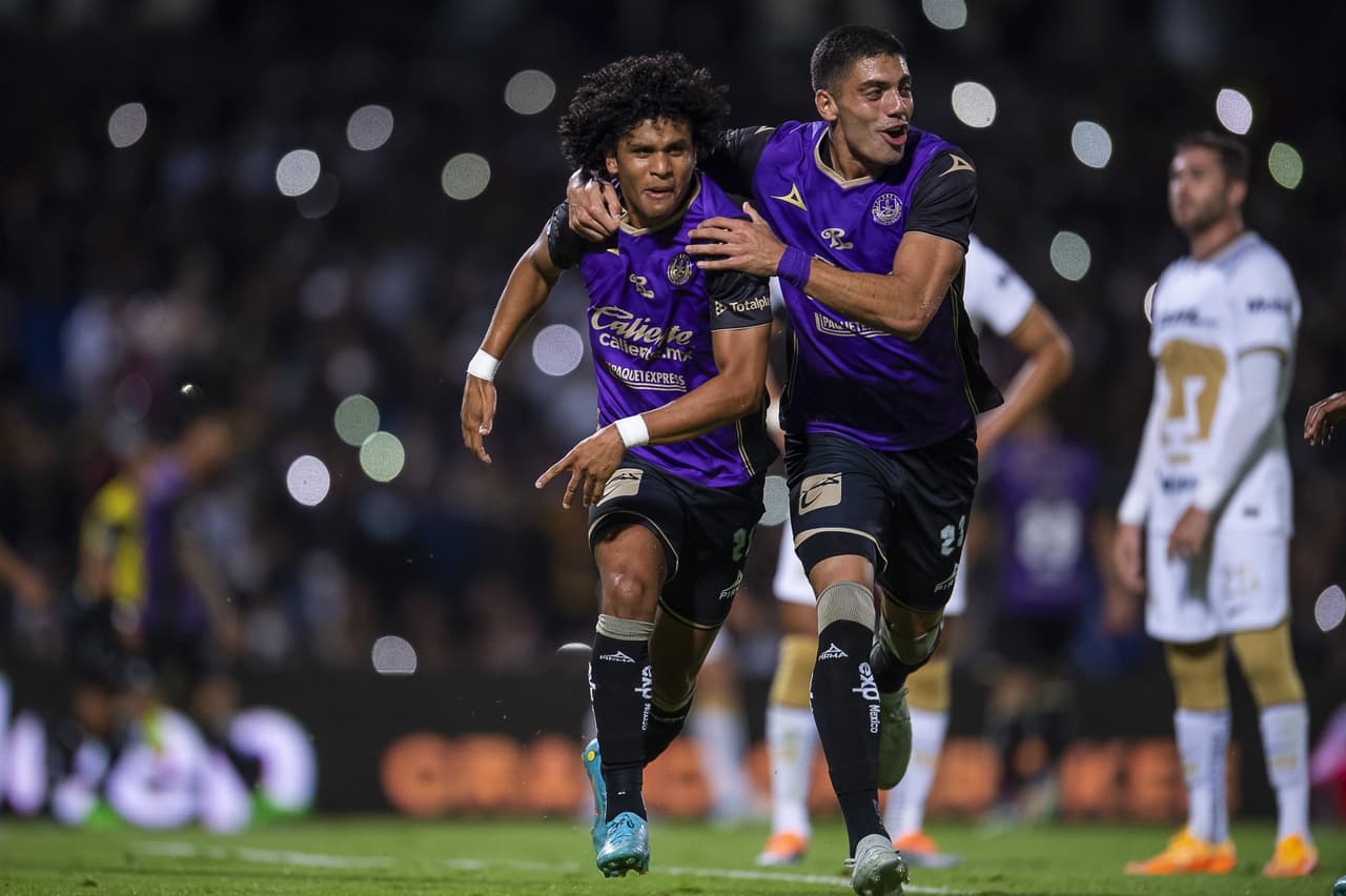 Dani Alves debutó como titular con Pumas en un pletórico estadio Olímpico Universitario en el que apenas pudieron rescatar el empate ante un aguerrido Mazatlán FC gracias a la asistencia del histórico brasileño sobre el final del partido.