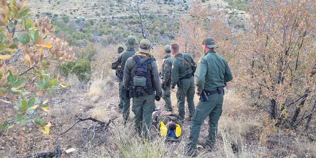 Una inmigrante se lesionó en las montañas de Huachuca, luego de cruzar la frontera con un grupo de indocumentados.