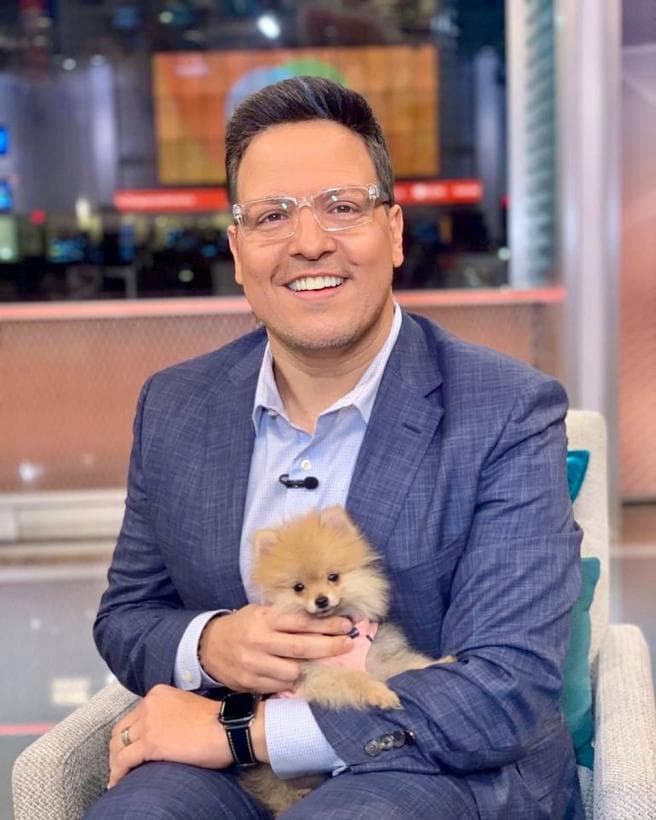 Bombom, la mascota de Despierta América también tiene un pedacito de su corazón y así de lindos posaron juntos antes de que el covid-19 estuviera presente. La perrita pomerania permanece resguardada hasta que el peligro por la pandemia pase.