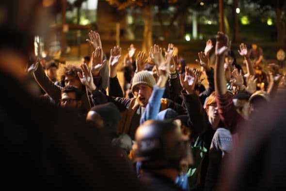 Incluso un grupo tomó la autopista encendiendo alarmas de cuerpos de seguridad local. Continúa alerta táctica en Los Ángeles aquí