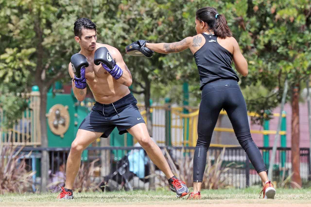 La experta chica le mostraba varias técnicas.