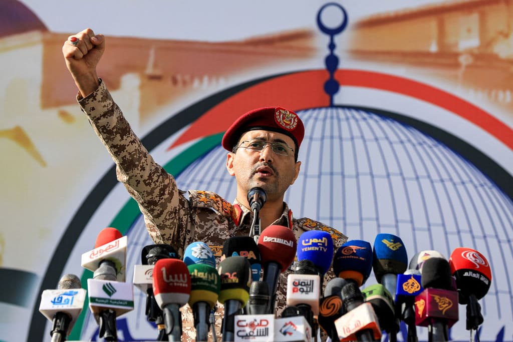 Yahya Saree Qasim se volvió una cara visible este año en el mundo, como comunicador del grupo rebelde hutí de Yemen, que ha llevado a cabo acciones militares y manifestaciones en solidaridad con los palestinos. Entre sus ofensivas, se cuentan los constantes ataques que por meses
<a href="https://www.univision.com/noticias/mundo/guerra-gaza-huties-yemen-barco-hundido-mar-rojo-amenazas-desastre-ecologico">los hutíes lanzaron a barcos que circulan por el Mar Rojo,</a> alterando esa vía marítima crucial para la región.