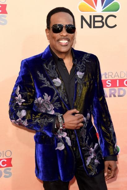 El músico Charlie Wilson llegó con un modelito singular.