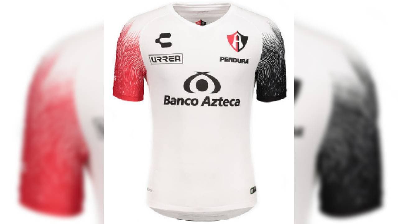 Como vistantes, los Zorros presentaron su clásico color blanco, pero con una manga de color negro y otra de color rojo.