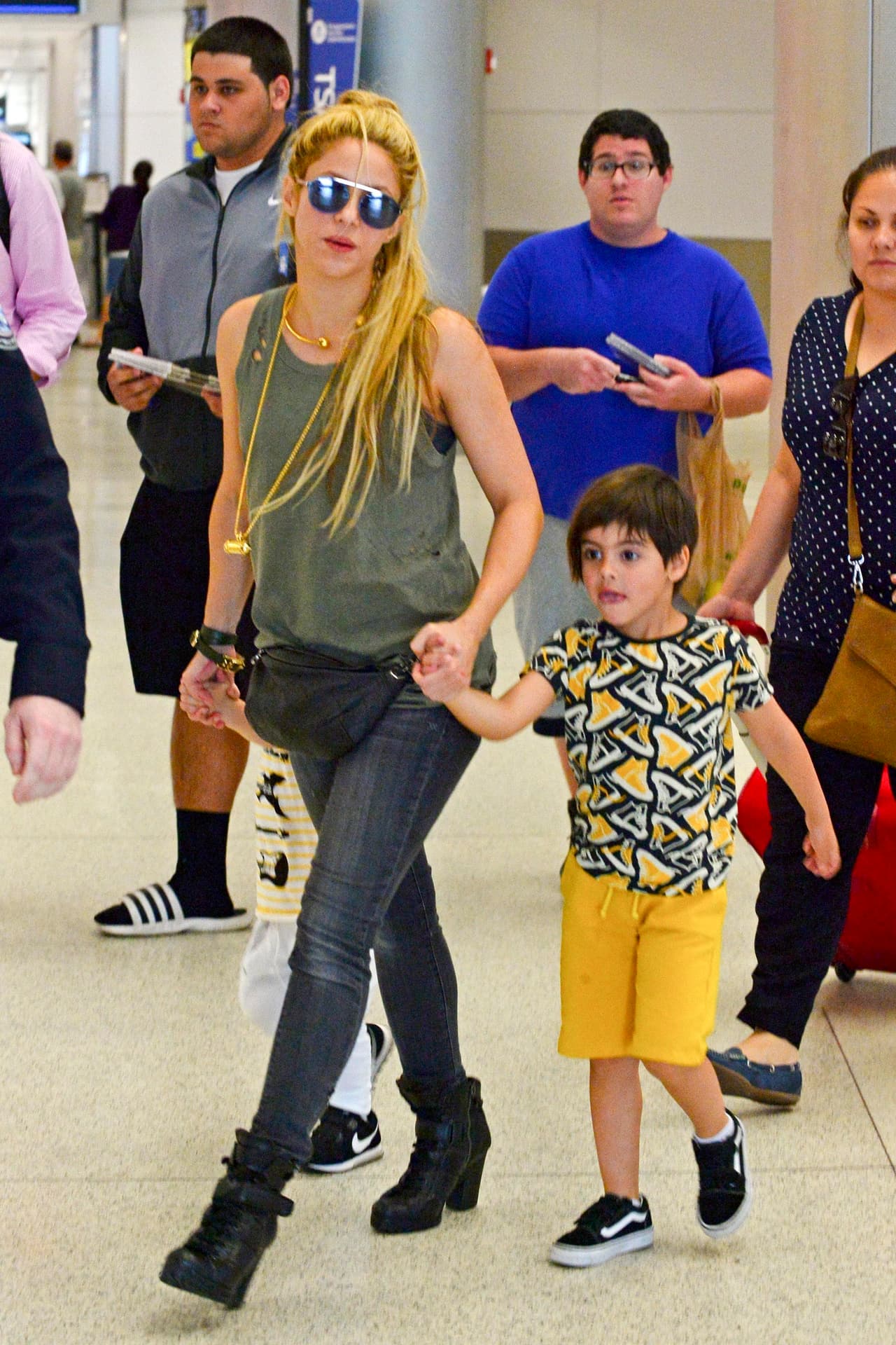 Es ideal para un viaje en avión, porque en el 'belt bag' puedes portar lo indispensable y, además, tener las manos libres.