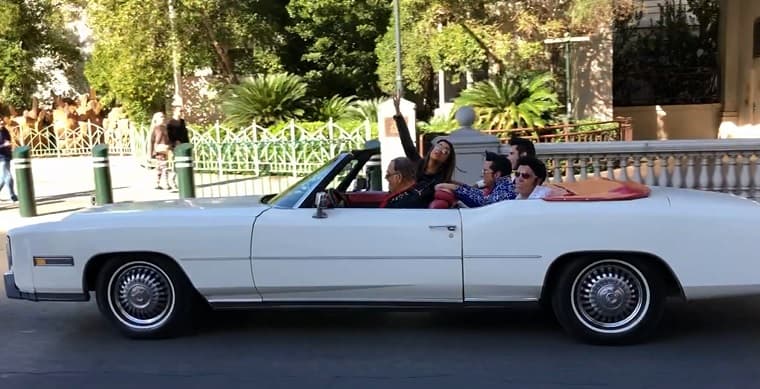 Los cuatro 'Elvis' y la bella Clarissa Molina felices arriba de este Cadillac convertible de los años 70, un auto clásico como los que acostumbraba usar el llamado 'Rey del rock'.