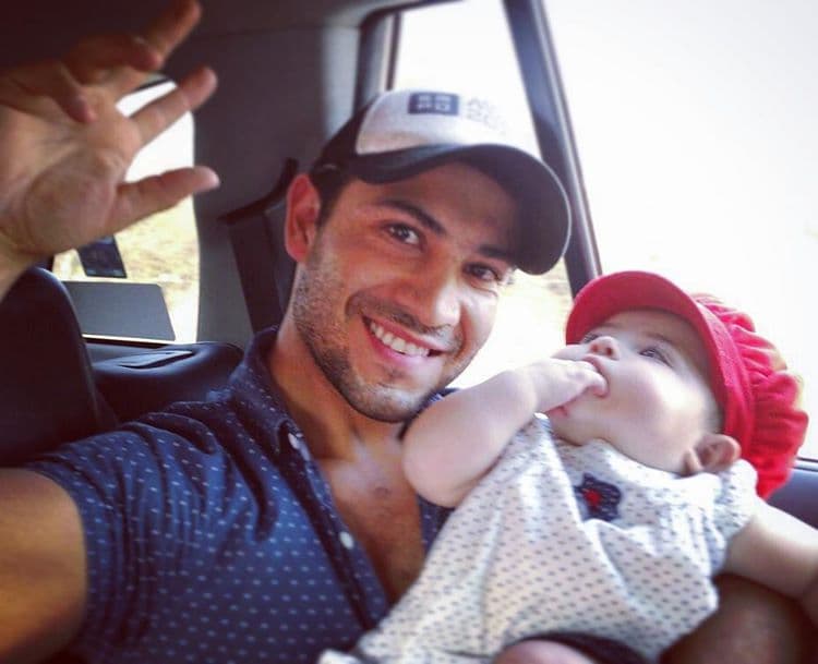 Y ahora lleva el mejor papel de su vida: el ser padre de esta pequeña bebita.