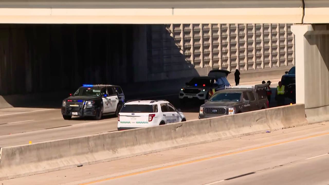 <h3 class="cms-H3-H3">Un sospechoso casi sin rastro</h3> Lo único que la Policía confirmó sobre él es que 
<b>se trata de un hombre.</b>
<br>No hay descripción física, 
<b>no hay datos del auto en el que escapó. </b>
<br>Mientras tanto, decenas de agentes se pusieron a caminar en fila por los carriles de la autopista, r
<b>evisando el pavimento centímetro a centímetro en busca de algo que sirva de evidencia:</b> un casquillo, un fragmento del auto, cualquier rastro. 
<br>Ese operativo mantuvo la I-20 cerrada 
<b>por más de seis horas. </b>
<br>
<b>La identidad de la víctima todavía no fue confirmada</b> por la Oficina del Médico Forense del Condado Tarrant.