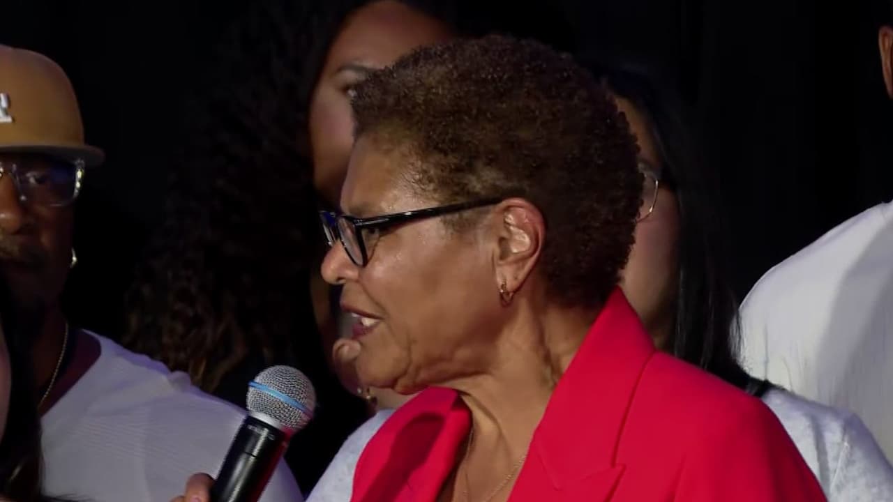 Karen Bass celebra su pase a la segunda vuelta por la Alcaldía de Los Ángeles